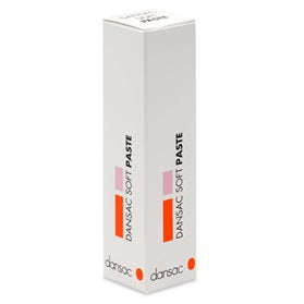 Das Bild zeigt eine Tube mit Dansac Soft Paste, die 50 g enthält. Die Tube hat eine schlanke Form und ist überwiegend in einem hellen Farbton gehalten. Auf der Vorderseite sind der Produktname und das Logo gut sichtbar, ergänzt durch eine Beschreibung des Anwendungsbereichs. Der Hintergrund ist neutral und hebt die Tube hervor. Die Tube hat eine leicht geschwungene Kappe und ist offen, sodass der Inhalt sichtbar wird.