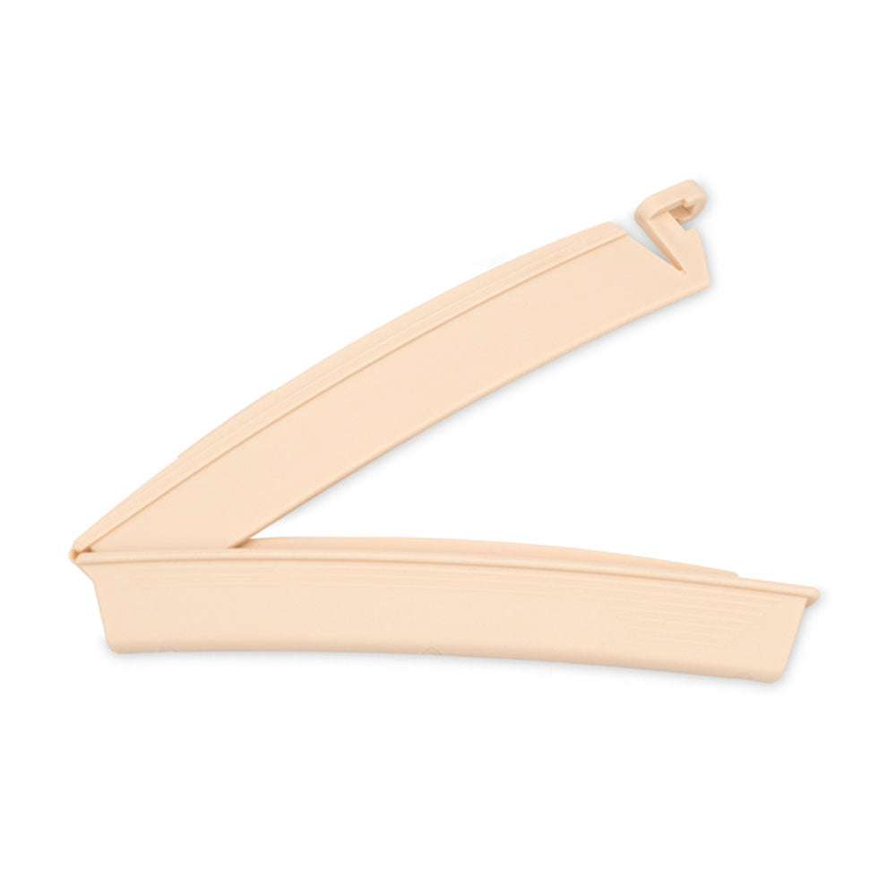 Das Bild zeigt eine Verpackung von Dansac-Verschlussklemmen, die in einer durchsichtigen Kunststofffolie verpackt sind. Die Klemmen sind in verschiedenen Farben gehalten, hauptsächlich Blau und Grau. Jede Klemme hat eine einfache, funktionale Form mit zwei Halterungen und einem federnden Mechanismus, der das sichere Schließen ermöglicht. Im Hintergrund sind unscharfe, neutrale Farben zu erkennen, die den Fokus auf die Klemmen lenken.