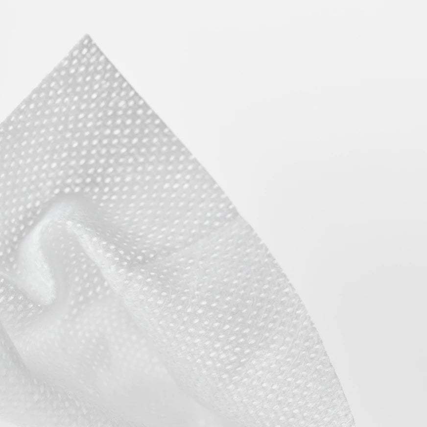 Das Bild zeigt einen eleganten, weißen Kaffeebecher mit einem stilvollen, minimalistischen Design. Der Becher hat einen schlichten, runden Körper und einen breiten Henkel, der für einen komfortablen Halt sorgt. Auf der Vorderseite ist ein schwarzes, geschwungenes Muster abgebildet, das dem Becher einen modernen Touch verleiht. Der Hintergrund des Bildes ist weich und neutral gehalten, wodurch der Fokus auf dem Becher liegt.