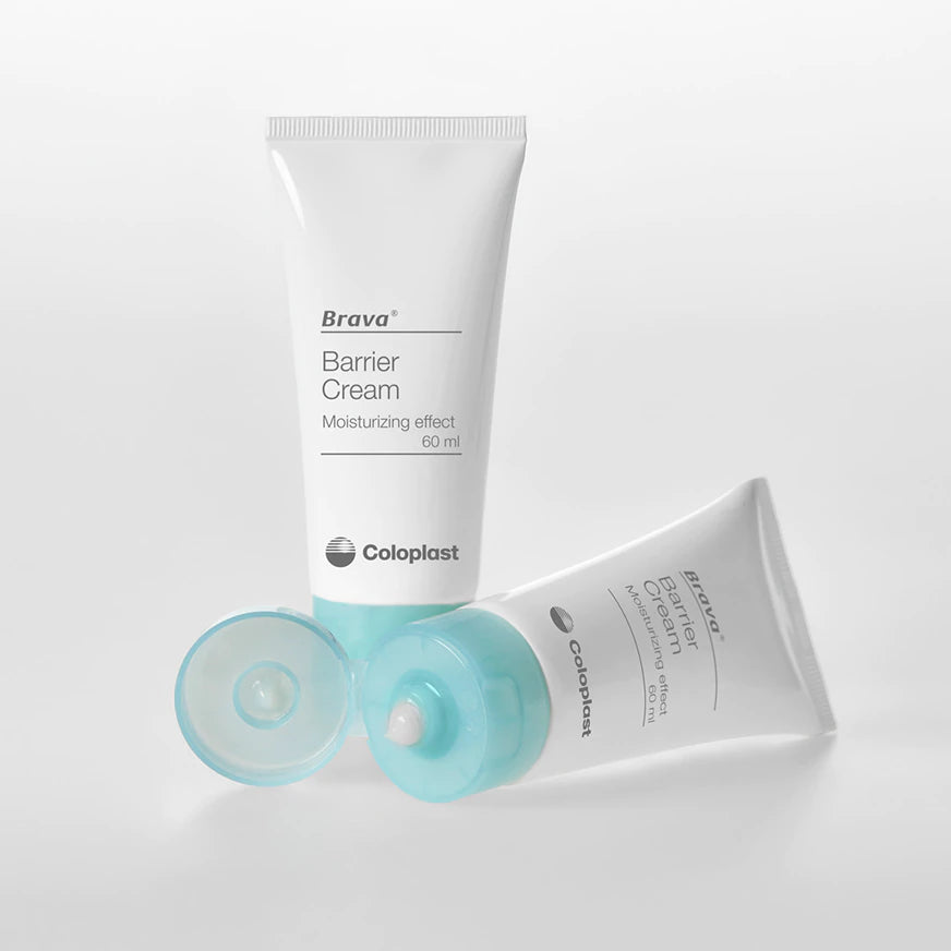 Schwarziertem, modernem Verkaufsregal mit zwei offenen Fächern, die verschiedene Produkte präsentieren. Das Regal hat glatte Linien und eine zeitgemäße Formgebung, ideal für eine minimalistische Einrichtung. Der Hintergrund ist hell, was die Produkte hervorhebt. Auf der linken Seite ist eine dekorative Pflanze in einem Topf zu sehen, während rechts Produkte platziert sind, die attraktive Verpackungen haben.