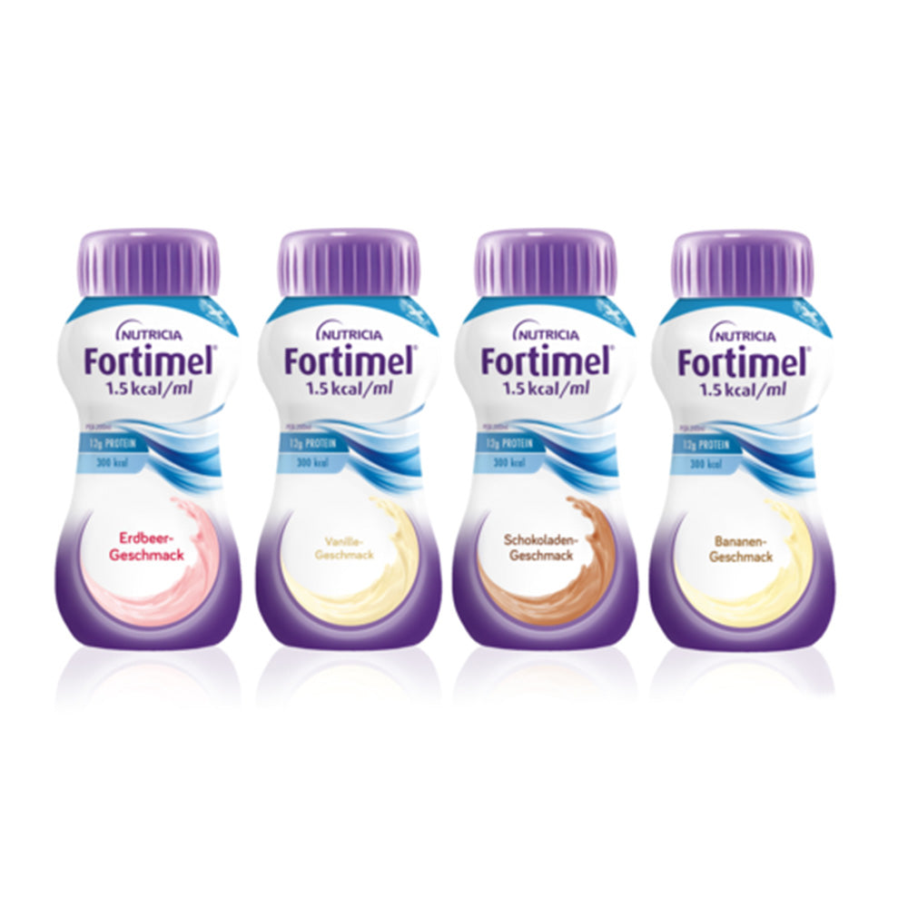 Bild zeigt einen Mischkarton mit 8 Flaschen Fortimel, einer nährstoffreichen Trinknahrung mit 1,5 kcal pro ml. Die Flaschen sind in verschiedenen Geschmacksrichtungen angeordnet, darunter Vanille, Schokolade und Erdbeere, und jeweils in einer Größe von 200 ml. Der Karton ist farbenfroh gestaltet, mit gut lesbarer Aufschrift und Informationen zur Produktverpackung. Im Hintergrund ist ein neutraler Untergrund, der die Flaschen zur Geltung bringt.
