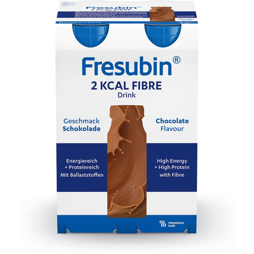 Fresubin 2 kcal Fibre Drink in Schokoladengeschmack, präsentiert in einer transparenten Flasche mit einem leicht gebogenen, robusten Körper. Die Flasche hat einen weißen, drehbaren Schraubverschluss. Das Etikett ist deutlich sichtbar, mit einem geometrischen Design, das die Nährstoffinformationen und den Geschmack anzeigt. Die Hauptfarbe des Etiketts ist ein sanftes Braun, welches die Schokoladennote des Getränks betont.