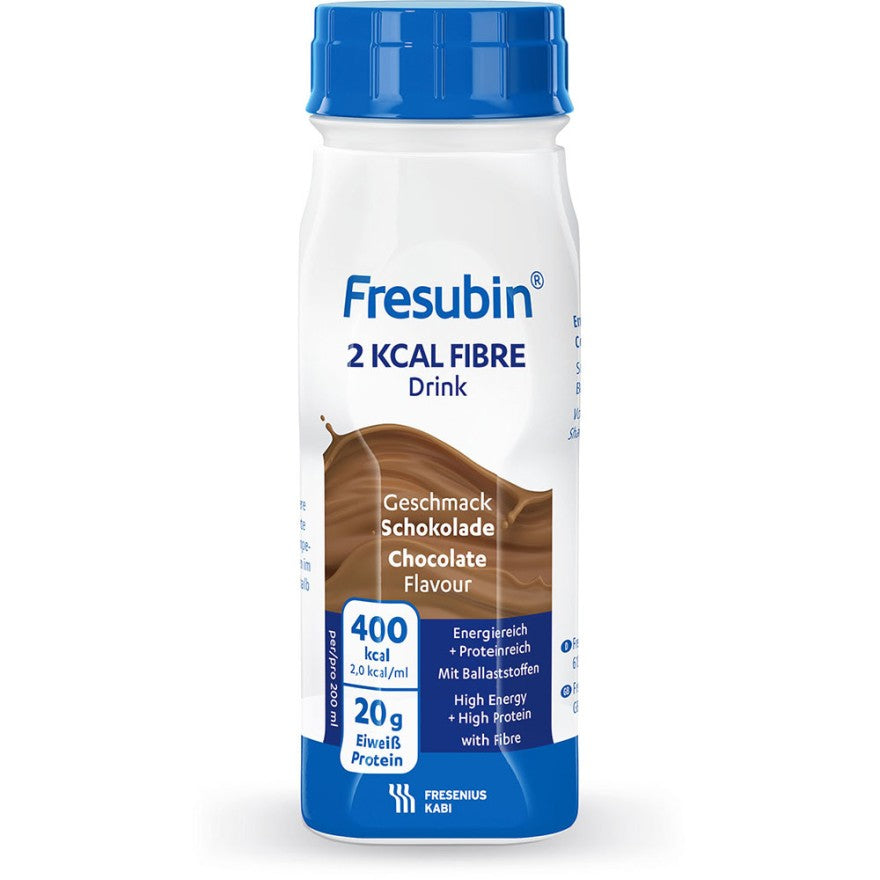 Abbildung eines Fresubin 2 kcal Fibre Drink in der Geschmacksrichtung Schokolade. Die Verpackung ist ein schlanker, eleganter Tetrapak mit einer auffälligen schokoladenbraunen Farbgebung und einem ansprechenden Design. Auf der Vorderseite sind die Worte "Fresubin 2 kcal Fibre Drink" und "Schokolade" deutlich sichtbar. Das Produkt ist reich an Kalorien und Ballaststoffen, ideal für die Unterstützung der Ernährung. Im Hintergrund sind transparente Tropfen, die Frische vermitteln.
