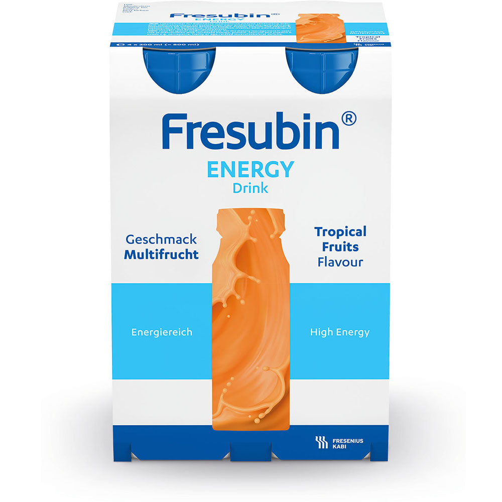 Fresubin Energy Drink in der Geschmacksrichtung Multifrucht, präsentiert in einer transparenten Flasche mit einem weißen Deckel. Die Flasche ist mit einer farbenfrohen Etikette versehen, die fruchtige Motive und den Schriftzug "Fresubin" zeigt. Der Hintergrund des Bildes ist neutral, wodurch der Fokus auf der Flasche liegt. Neben der Flasche sind frische Früchte wie Äpfel, Birnen, und Beeren als Deko platziert, die die multifruchtige Variante symbolisieren.