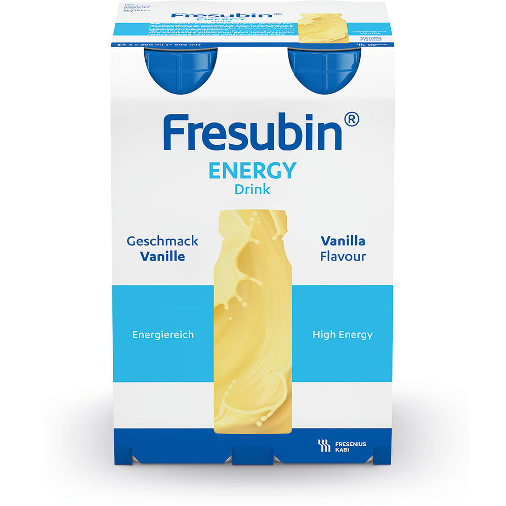 Fresubin Energy Drink in Vanillegeschmack, präsentiert in einem schlichten, eleganten, weißen Behälter mit einem blauen und gelben Etikett. Das Etikett zeigt ein stilisiertes Fresubin-Logo sowie Hinweise zur Anwendung und Nährstoffzusammensetzung. Im Hintergrund ist eine unscharfe weiße Fläche zu sehen, die dem Produkt einen klaren Fokus verleiht. Die Flasche ist leicht transparent, was die cremige Konsistenz des Inhalts durchschimmern lässt.