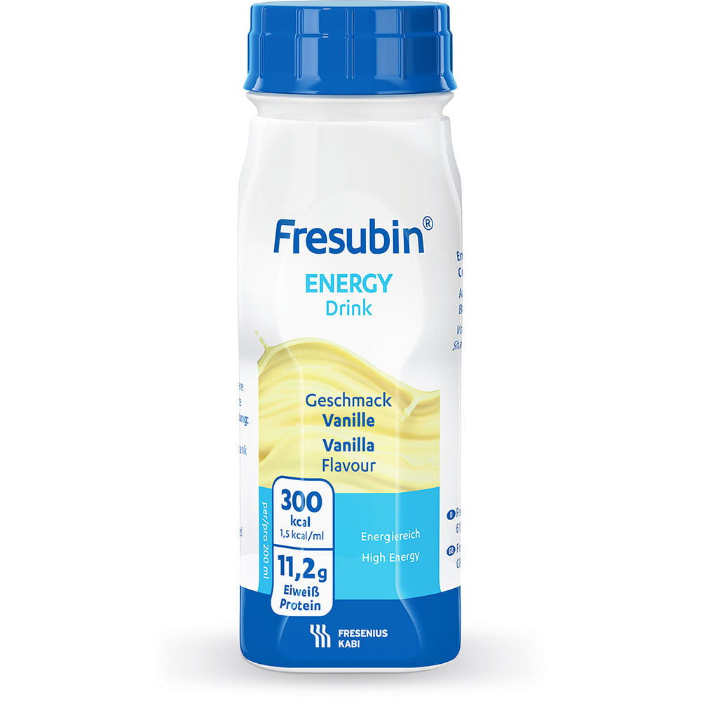 Fresubin Energy Drink in Vanillegeschmack: Die Verpackung zeigt eine schlanke, weiße Flasche mit einem blauen Deckel. Auf der Vorderseite ist das Produktlogo "Fresubin" prominent platziert, gefolgt von der Bezeichnung "Energy Drink" und "Vanille". Die Flasche hat einen klaren, minimalistischen Stil, und im Hintergrund sind stilisierte Illustrationen von Vanilleblüten zu sehen. Die Nährwertinformationen sind deutlich sichtbar.