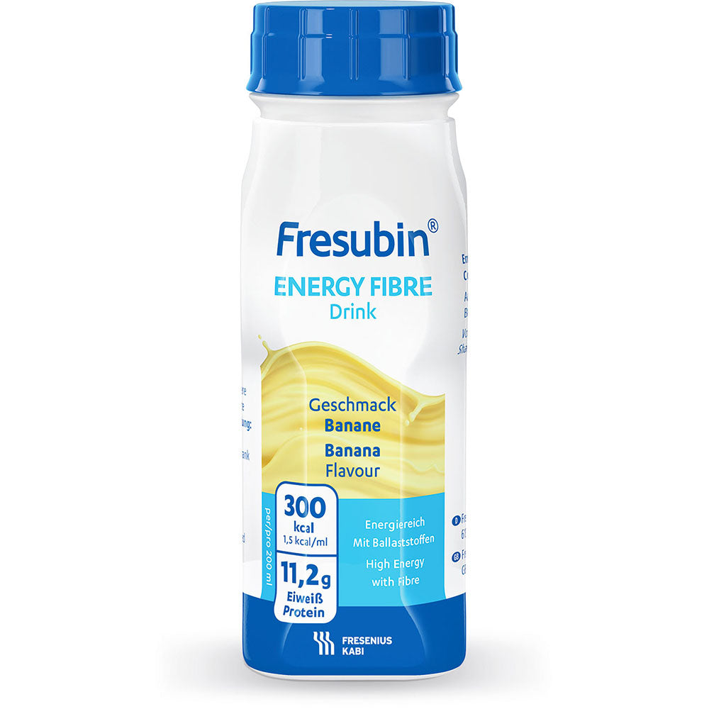 Detailliertes Produktbild eines Fresubin Energie-Fibre-Drinks in der Geschmacksrichtung Banane. Die Verpackung ist ein 200-ml-Becher in Pastellgelb mit einem abnehmbaren weißen Deckel. Auf der Vorderseite sind der Produktname "Fresubin Energy Fibre" und die Geschmacksrichtung "Banane" in auffälliger Schrift abgebildet. Die Rückseite zeigt Nährwertinformationen und Zubereitungshinweise. Der Hintergrund ist neutral, um den Fokus auf das Produkt zu lenken.