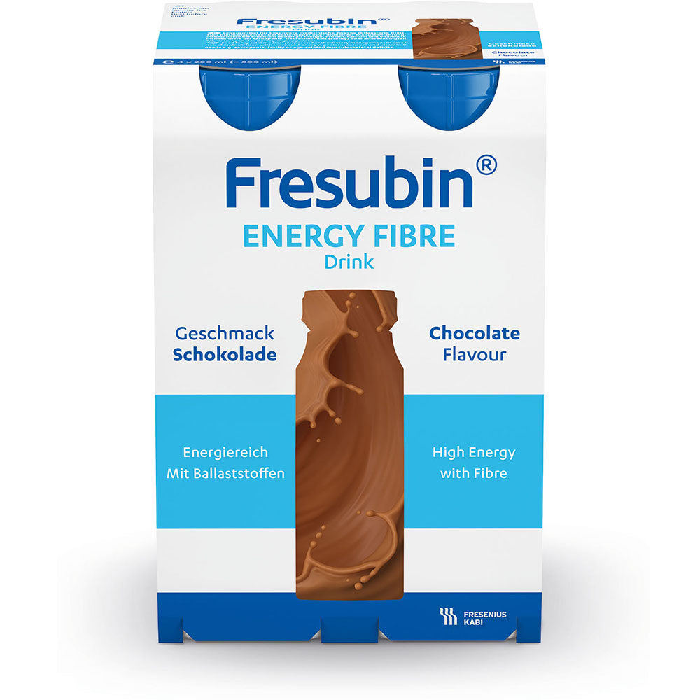 Ein Produktbild zeigt einen Fresubin Energy Fibre Drink in der Geschmacksrichtung Schokolade. Die Verpackung ist in einem attraktiven Design gehalten, mit einer dominierenden Schokoladenfarbe und weißen Schriftzügen. Auf dem Etikett sind die Markenbezeichnung „Fresubin“, der Produktname sowie Hinweise zu Energie und Ballaststoffen gut lesbar. Die Flasche hat eine praktische Größe, die die Handhabung erleichtert.