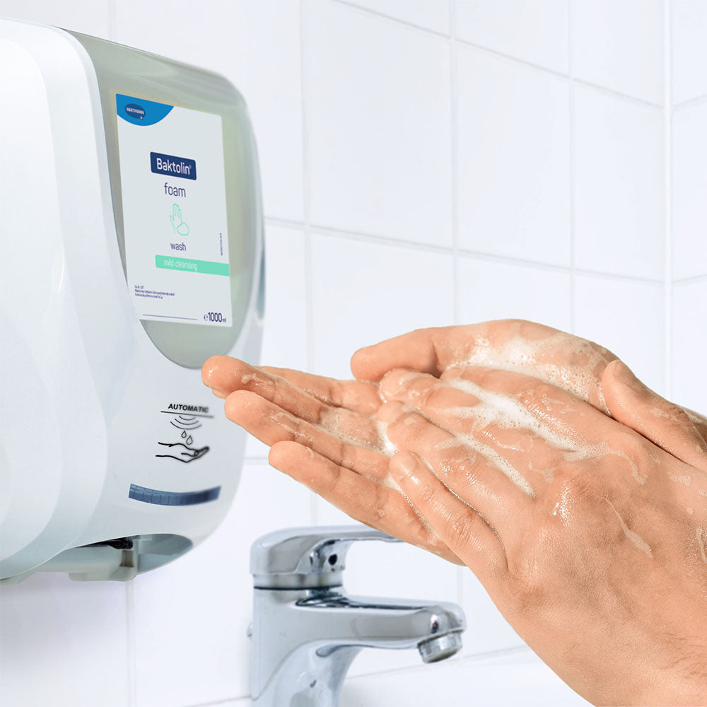 Bild eines Handreinigungsschaums von Hartmann, der in einer weißen, ergonomisch geformten Flasche präsentiert wird. Die Flasche hat einen praktischen Pumpspender und ist mit einer klaren, pflegeleichten Beschriftung versehen. Die Vorderseite zeigt den Produktnamen "Baktolin Foam Wash" sowie Informationen zur Anwendung und Inhaltsmenge von 1000 ml. Der Hintergrund ist schlicht und hell, wodurch die Flasche und ihre Details gut zur Geltung kommen. Das Bild vermittelt Hygiene und Sauberkeit.