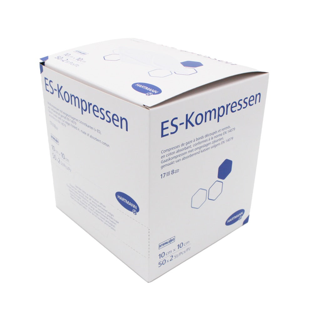 Hartmann ES Mullkompressen, steril, 10 cm x 10 cm, 17-fädig, 8-fach, verpackt in einer transparenten Folietüte. Die Kompressen sind quadratisch gefaltet und bestehen aus weichem, atmungsaktivem Material, das für die Wundversorgung geeignet ist. Die Packung zeigt die Produktbezeichnung, Größe und Anzahl der Fäden. Die Kompressen sind steril verpackt, um eine hygienische Anwendung zu gewährleisten. Ideal für den Einsatz in Krankenhäusern, Arztpraxen und im häuslichen Bereich zur Unterstützung der Wundheilung.