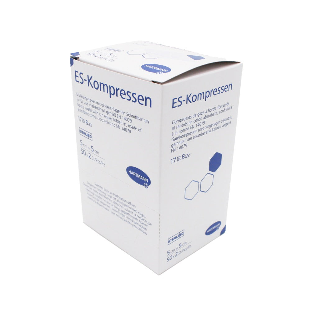 Bild einer Verpackung von Hartmann ES Mullkompressen, steril, mit den Maßen 5 x 5 cm. Die transparente Verpackung zeigt die Kompressen, die ordentlich gestapelt sind. Auf der Frontseite sind die Produktinformationen gut leserlich, einschließlich des Markennamens "Hartmann", der Beschreibung "Mullkompressen", der Sterilitätsanweisung und der Fadenzahl von 17.