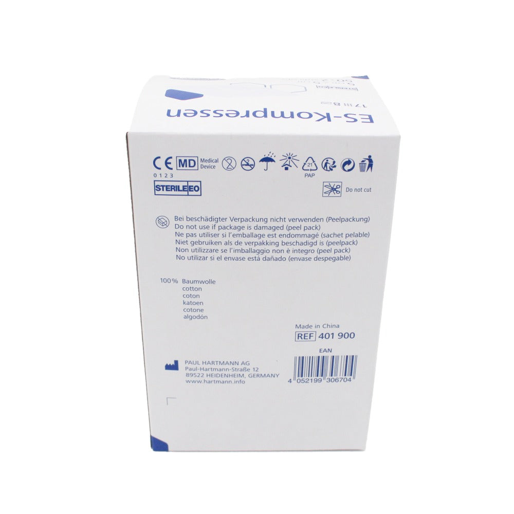 Bild eines Produkts: Hartmann Es Mullkompressen, steril, quadratisch, 5 x 5 cm, 17-fädig, 8-fach, in einer transparenten Verpackung. Die Kompressen sind weiß, was auf ihre sterilen Eigenschaften hinweist. Auf der Verpackung sind Produktinformationen, einschließlich des Markennamens "Hartmann", der Größe, der Fadenzahl und der Sterilität, deutlich lesbar. Der Hintergrund ist neutral, was den Fokus auf die Verpackung und das Produkt lenkt. Ideal für medizinische Anwendungen und Wundversorgung.