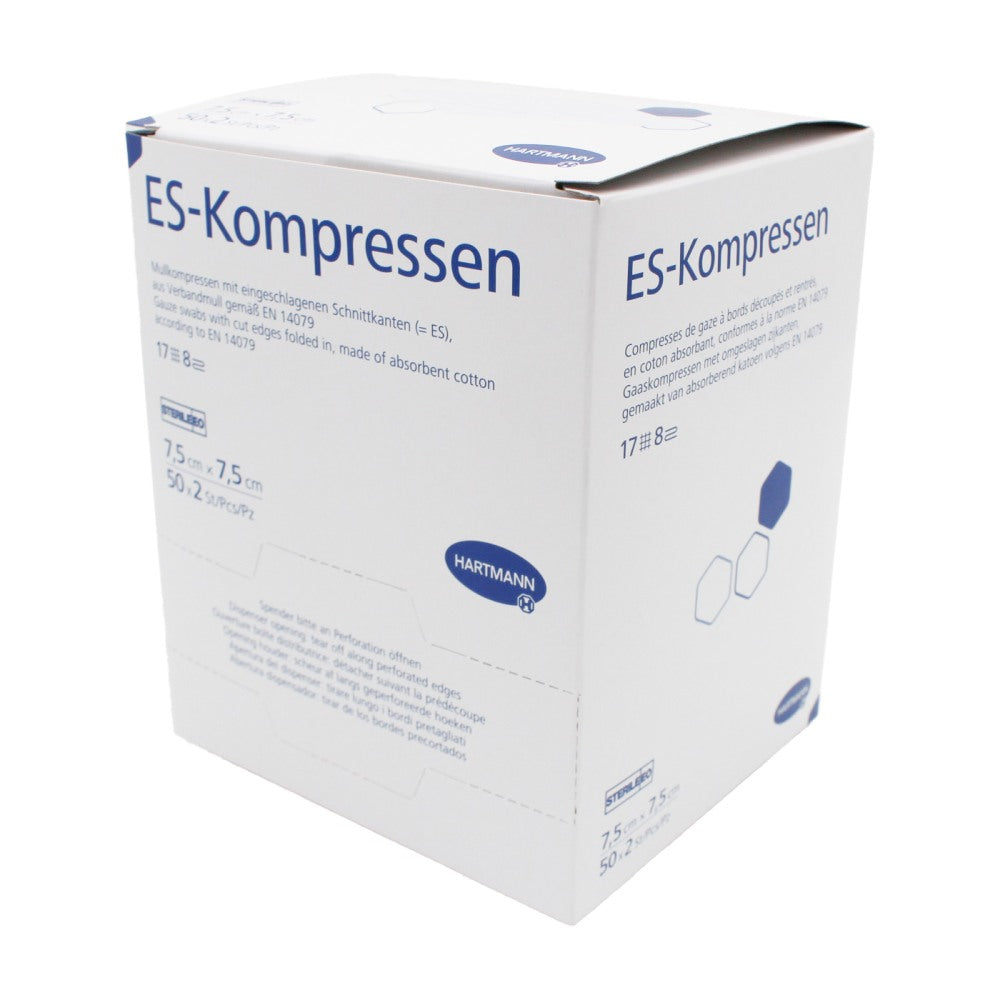 Sterile HARTMANN Es Mullkompressen, Verpackung in klassischer quadratischer Form, 7,5 x 7,5 cm, 17-fädig, 8-fach, angeordnet in einem weißen sterilem Beutel. Die Kompressen sind weich und saugfähig, ideal zur Wundversorgung. Das Produktdesign zeigt klare, lesbare Angaben zu den Abmessungen und den Sterilitätsstatus. Im Hintergrund ist eine leicht strukturierte Oberfläche zu sehen, die die Kompressen hervorhebt.