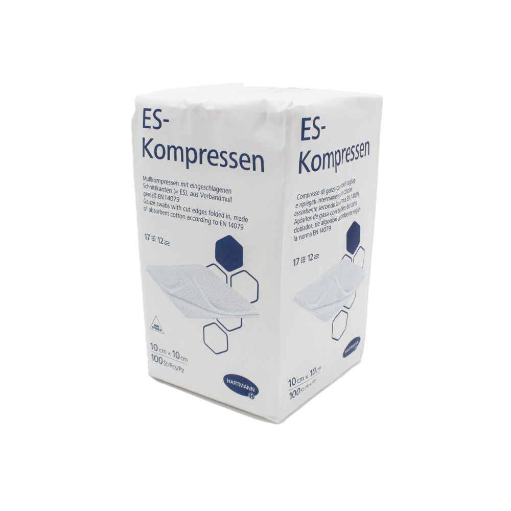 Auf dem Bild sind mehrere sterile Mullkompressen zu sehen, die in einem klaren, flachen Verpackungskarton angeordnet sind. Jede Kompresse hat die Maße 10 x 10 cm und besteht aus 17-lagigem Baumwollmaterial, das weich und saugfähig ist. Der Karton ist in einem sanften Weiß gehalten, mit einem blauen und grauen Aufdruck, auf dem das Produktlogo und die Beschreibung der verwendeten Materialien abgebildet sind.