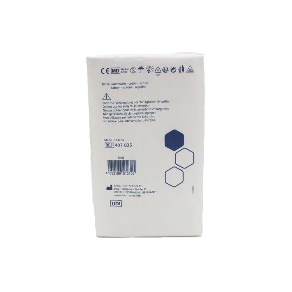 Bild einer Packung Hartmann ES Mullkompressen, unsteril, mit den Maßen 10 x 10 cm. Die Verpackung zeigt eine transparente Folie, die den Inhalt gut sichtbar macht. Auf der Vorderseite ist das Produktlabel deutlich erkennbar, mit Informationen zu den 17 Fäden der Kompressen und dass es sich um eine 12-fache Ausführung handelt. Die Kompressen sind in gleichmäßigen Lagen angeordnet und wirken weich und saugfähig. Der Hintergrund der Verpackung ist weiß, wodurch die Kompressen hervorstechen.