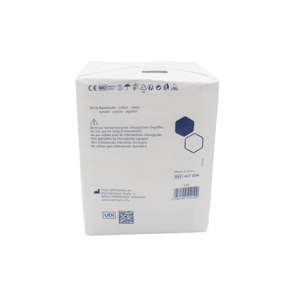Bild einer Packung unsteriler Mullkompressen der Marke Hartmann. Die Kompressen sind in einer transparenten Verpackung dargestellt und weisen eine Größe von 10 x 12,5 cm auf. Die Kompressen sind aus 17-fädigem Material und sind 12-fach geschichtet, was ihre hohe Saugfähigkeit und Festigkeit betont. Auf der Verpackung sind Produktinformationen in deutscher Sprache zu sehen, darunter die Artikelbezeichnung und Hinweise zur Anwendung.