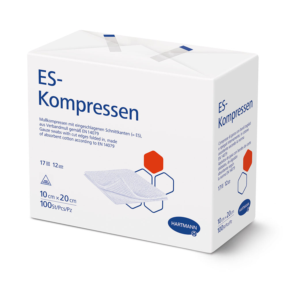 Weißes Verpackungsprodukt mit der Bezeichnung „Hartmann Es-Mullkompressen unsteril“ in großen, klar lesbaren Buchstaben. Die Verpackung zeigt eine quadratische Form und ist in einem schlichten Design gehalten. In der Mitte ist die Größe der Kompressen, 10 x 20 cm, abgedruckt. Daneben steht die Angabe „17-fadig“ sowie „12-fach“ in kleinerer Schrift. Der Hintergrund ist in einem hellen Farbton gehalten, was die Lesbarkeit der Aufschrift unterstützt.