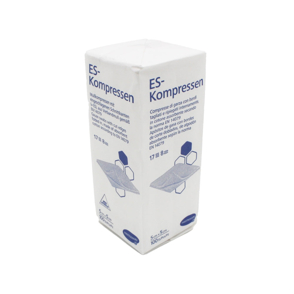 Bild zeigt eine Packung Hartmann ES Mullkompressen, unsteril, mit den Maßen 5 x 5 cm. Die Kompressen sind in einem transparenten Kunststoffbeutel verpackt, der oben geöffnet ist. Auf dem Beutel sind Informationen über das Produkt, darunter die Anzahl der Fäden (17-fädig) und die Faltung (8-fach) abgebildet. Der Hintergrund ist neutral, um die Kompressen hervorzuheben.