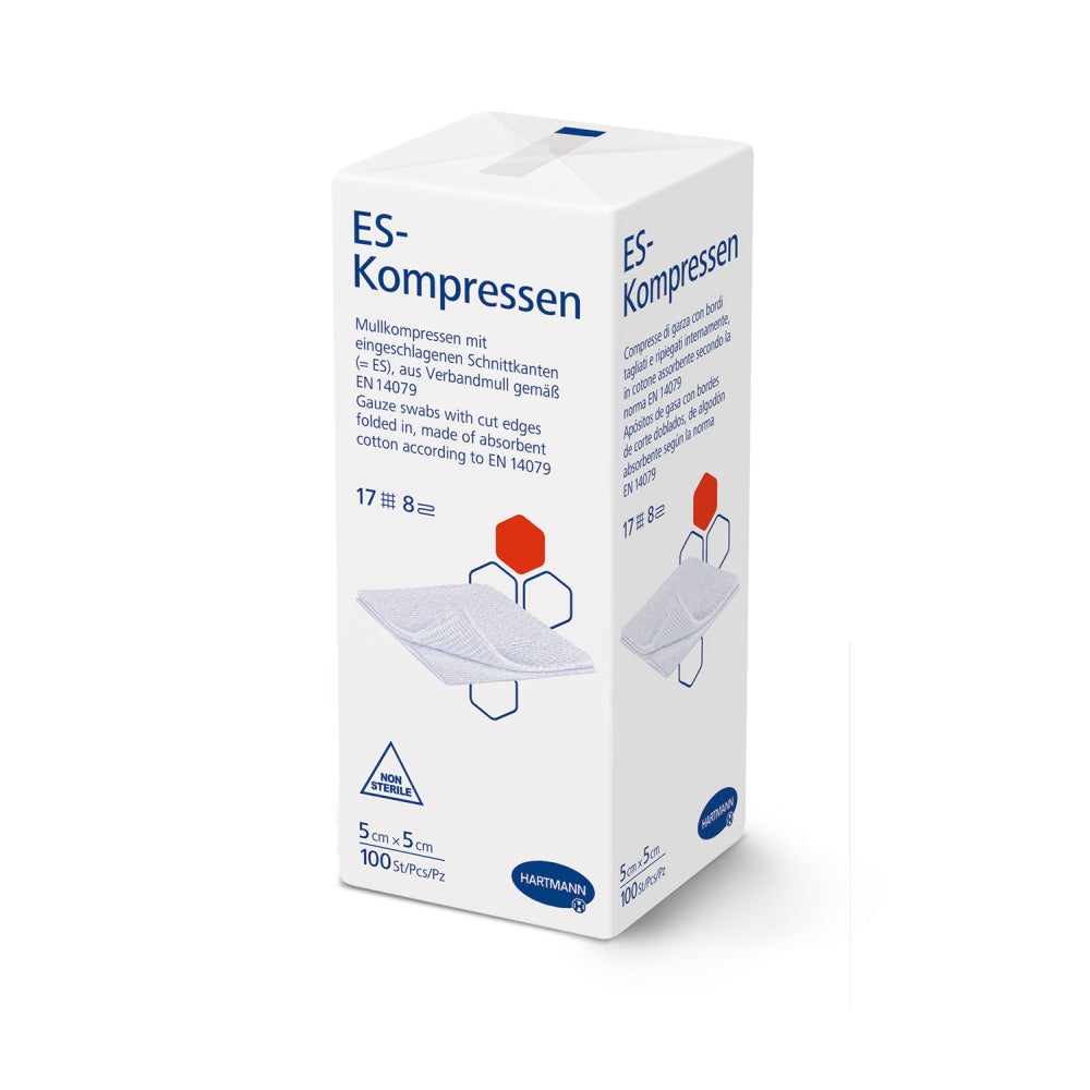 Bildbeschreibung: Das Produktbild zeigt die Verpackung von Hartmann ES Mullkompressen, unsteril, in der Größe 5 x 5 cm. Die Kompressen sind im Hintergrund in einem Stapel angeordnet, die Fäden sind deutlich sichtbar und deuten auf die 8-fache Schichtung und 17-fädige Verarbeitung hin. Die Verpackung ist transparent, sodass die weißen Kompressen zu sehen sind. Links oben befindet sich das Produktlogo von Hartmann, und die Beschreibung "Mullkompressen unsteril" ist gut lesbar.