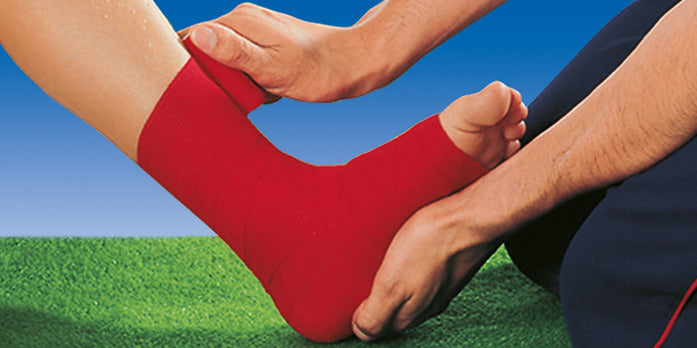 Bild eines Produkts der Marke Hartmann: Idealast Haftband in zwei Farbtönen, Blau und Rot. Das Band misst 6 cm in der Breite und 4 m in der Länge. Die Verpackung zeigt eine stilisierte Darstellung der beiden Farbtöne, wobei das blaue Band auf der linken Seite und das rote Band auf der rechten Seite abgebildet ist. Die Schrift auf der Verpackung informiert über die Produktmerkmale und Anwendungszwecke.