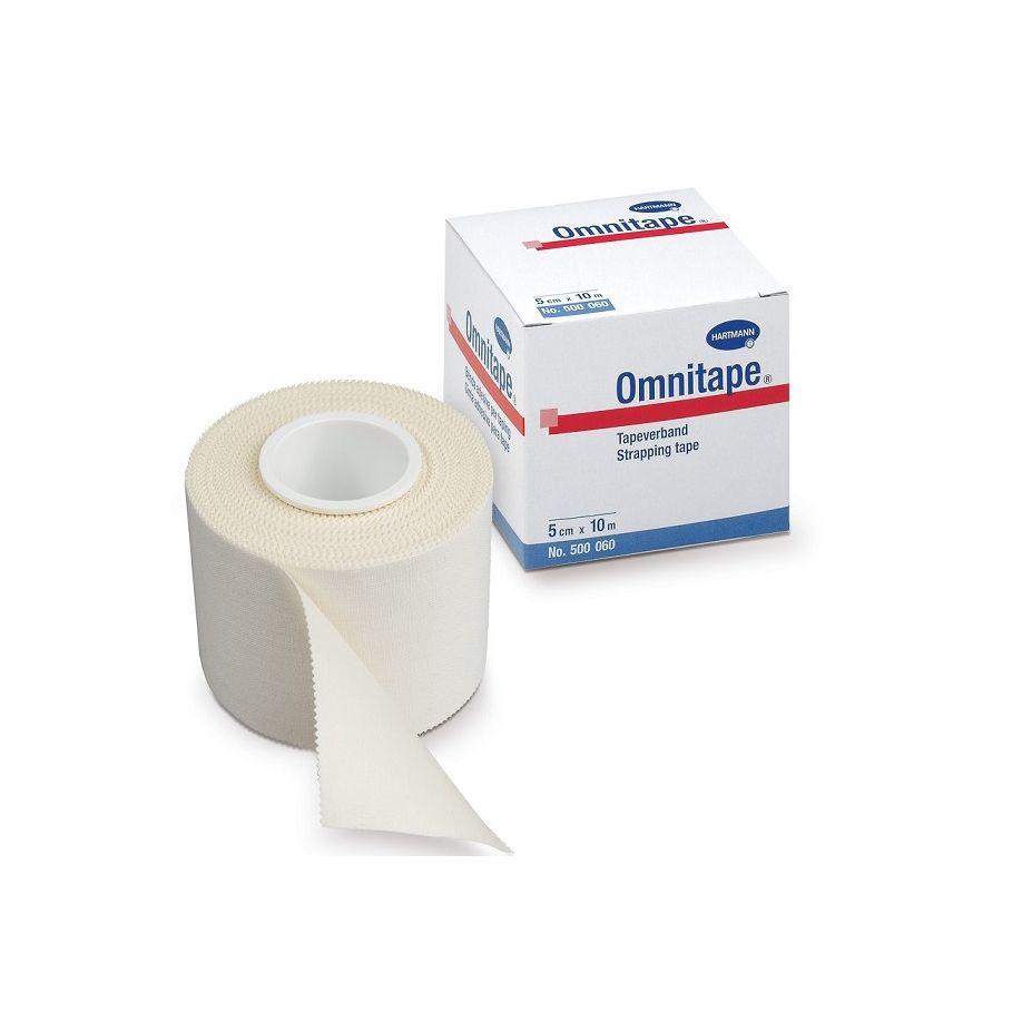 Produktbild des Hartmann Omnitape, einem medizinischen Klebeband. Das Tape ist 5 cm breit und 10 m lang, auf einem weißen Hintergrund abgebildet. Die Rolle des Klebebands ist vollständig sichtbar und positioniert, sodass die Struktur und das Material deutlich erkennbar sind. Das Produkt wirkt qualitativ hochwertig und hat eine glatte Oberfläche. Auf der Verpackung sind Markierungen zu sehen, die die Anwendung des Tapes erläutern.