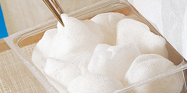 Das Bild zeigt eine packungsorientierte Darstellung von Hartmann PagaSling Tupfern, die steril verpackt sind. Die Verpackung ist transparent und enthält mehrere einzelne Tupfer, die sicher und hygienisch verpackt sind. Die Tupfer wirken weich und fluffig, was auf ihre Verwendung für medizinische Anwendungen hinweist. Im Hintergrund ist ein heller, neutraler Untergrund, während die Verpackung gut sichtbar und farbenfroh gestaltet ist, um die Marke und das Produkt hervorzuheben.