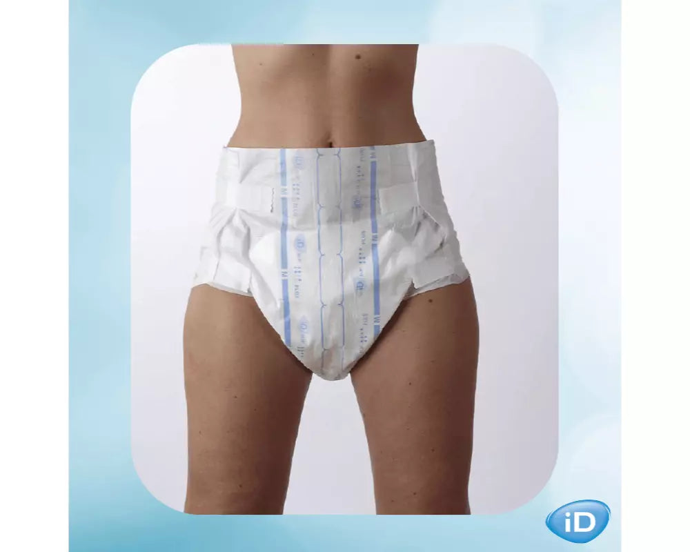 Modell trägt den iD Slip S Plus – weißer Inkontinenzslip mit seitlichen Klettverschlüssen, passt eng am Körper.
