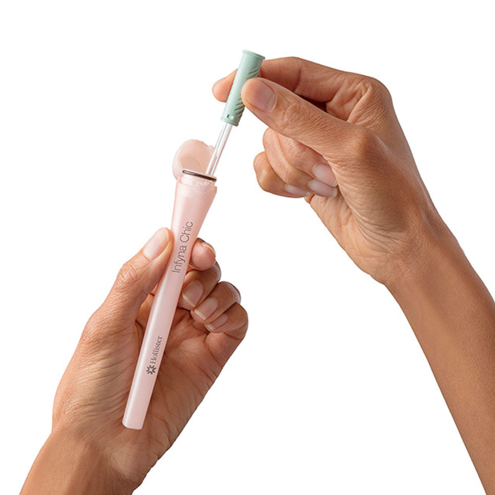 Frontalansicht eines Infyna Chic Einmalkatheters, der gerade aus seiner praktischen Hülle entnommen wird.