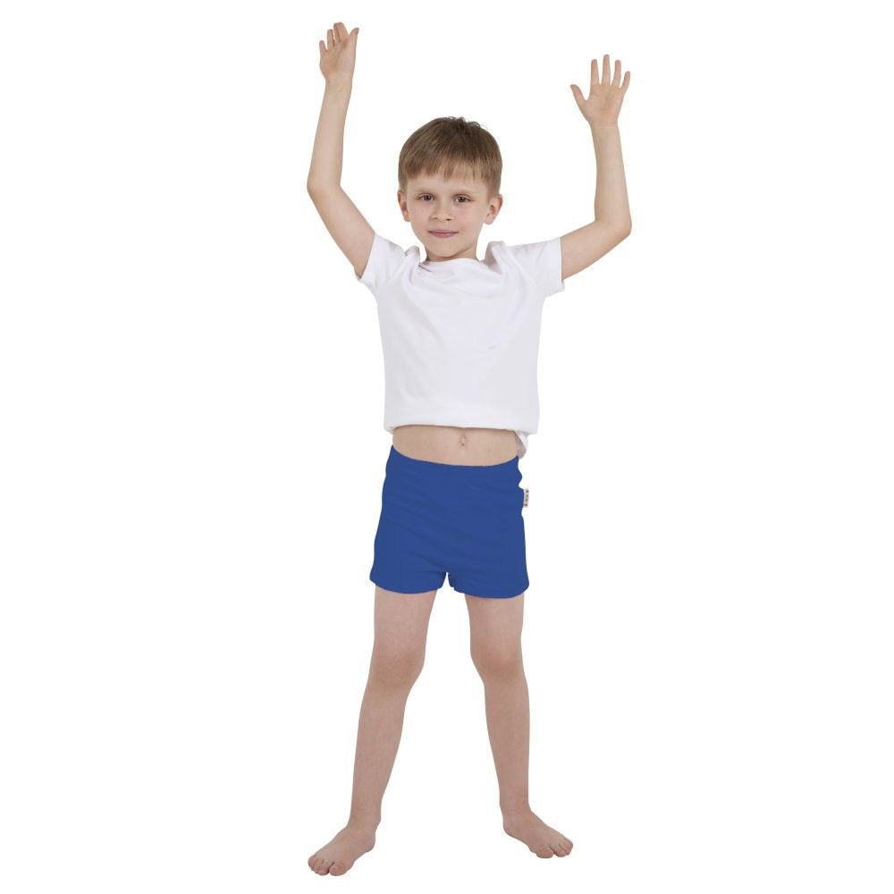 Kind mit weißem T-Shirt trägt blaue kiwisto Kids ActivePants, steht mit erhobenen Armen frontal zur Kamera