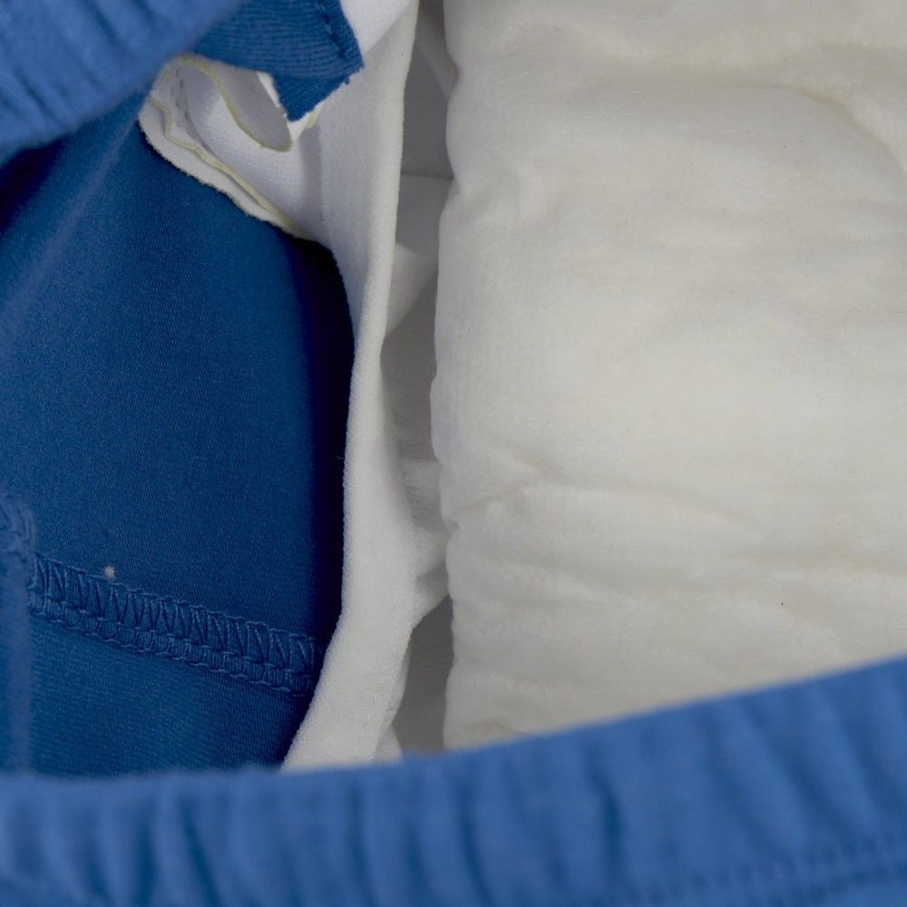 Nahaufnahme der eingelegten Saugeinlage in der Einlegetasche der kiwisto Kids ActivePants.