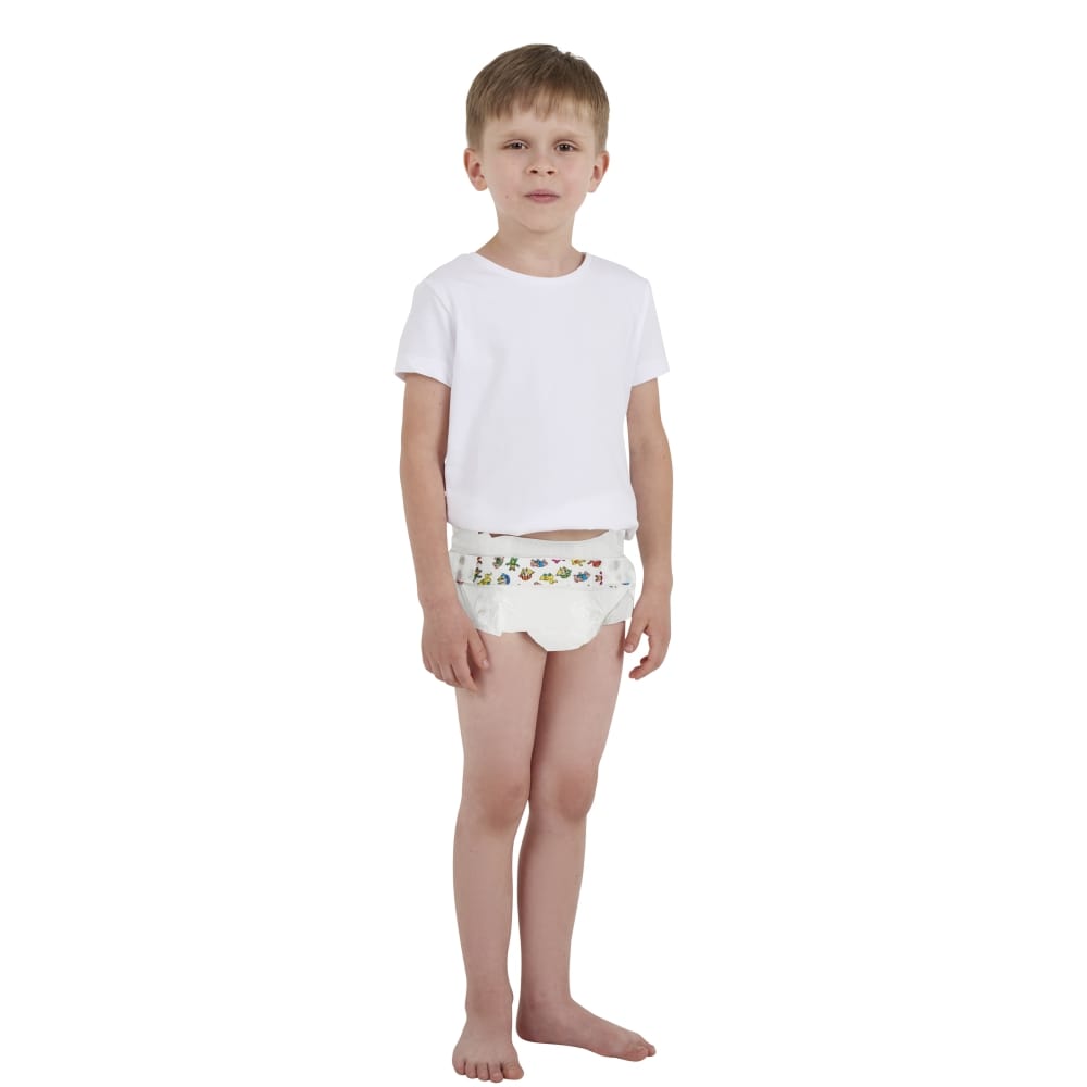 Kind in weißem T-Shirt steht frontal und trägt Kiwisto Kids Kinderwindel mit buntem Tiermuster am Bund.