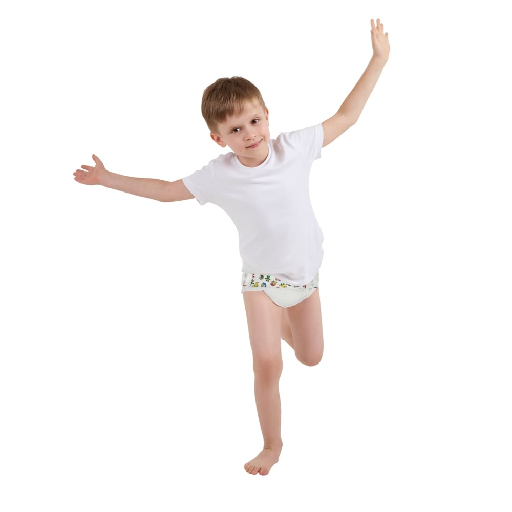 Kind in weißem T-Shirt läuft spielerisch mit ausgestreckten Armen, trägt Kiwisto Kids Kinderwindel.