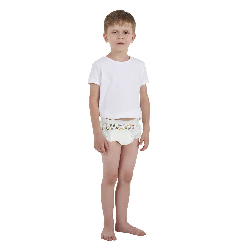 Kind mit weißem T-Shirt trägt Kiwisto Kids Kinderwindel mit buntem Bund, frontal stehend.