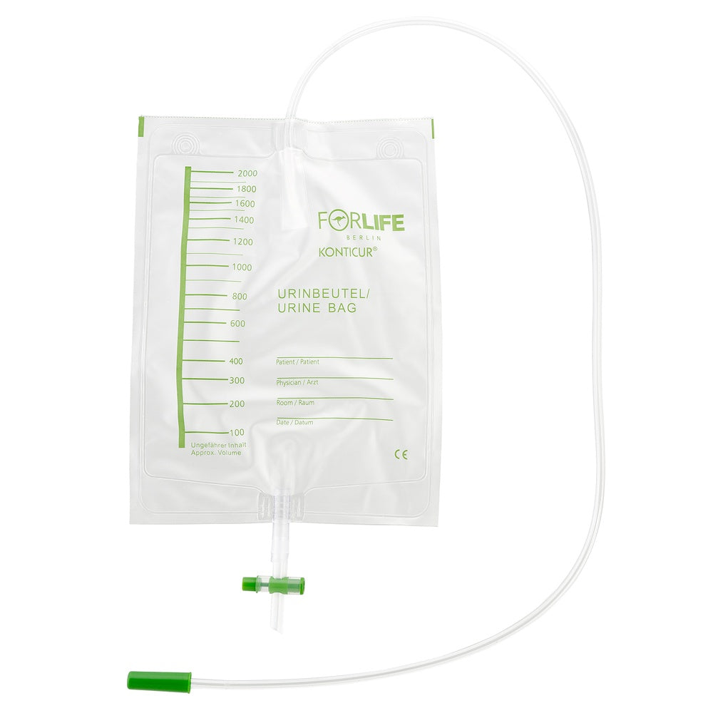 Transparenter Urinbeutel mit grünem Konnektor und Ablaufschlauch; aufgedruckte Skala bis 2000 ml sowie Beschriftungen für Patientendaten; Produkt der Marke FORLIFE Berlin, Modell „KONTICUR“.