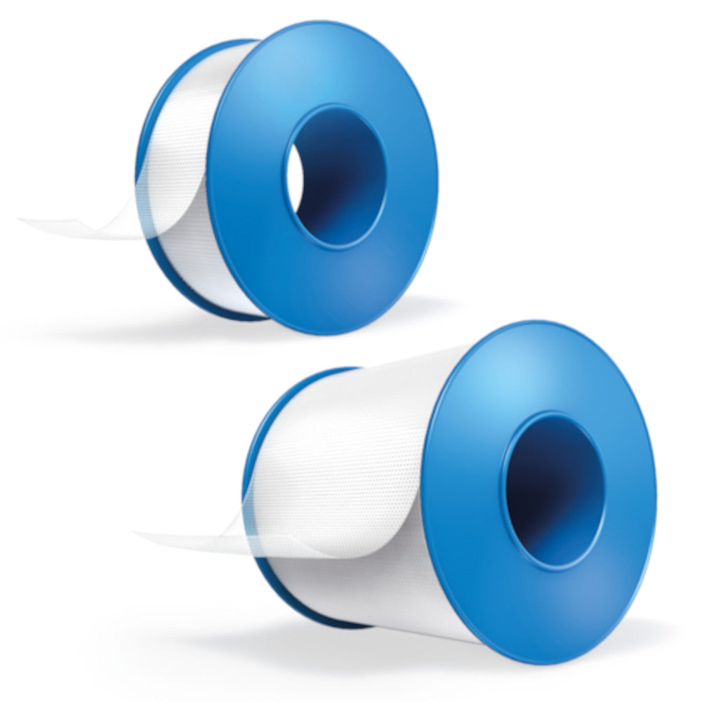 Transparentes Leukofix-Pflasterband auf einem weißen Hintergrund. Die Rolle des Pflasters steht aufrecht, wobei der Spender sichtbar ist. Das Band ist dünn und leicht, ideal für den medizinischen Gebrauch. Eine Kante des Bandes ist leicht abgerollt, um die Verwendung zu demonstrieren. Der Name "Leukofix" und die Produktinformationen sind in gut lesbarer Schrift auf dem Etikett abgedruckt.