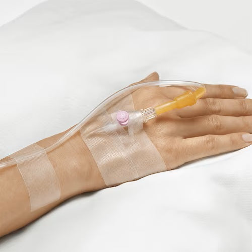 Transparentes Leuko-Fix Tape auf einer weißen Hintergrundfläche. Die Rolle ist unbeschriftet und zeigt die charakteristische transparente, flexible Oberfläche des medizinischen Pflasters. Das Tape wirkt leicht und bietet eine gute Haftung für Wunden oder Verbände. Die Kanten der Rolle sind glatt und gut verarbeitet, während die Oberseite eine leicht glänzende Oberfläche aufweist. Ideal für den medizinischen Einsatz, verbindet es Funktionalität mit einem dezenten Erscheinungsbild.