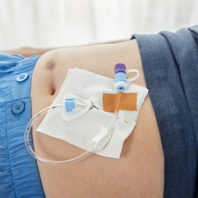 Produktbild eines Leukoplast Fixierpflasters. Das Pflaster ist in der typischen weißen Farbe gehalten und befindet sich auf einer transparenten Verpackung. Auf der Verpackung sind verschiedene Informationen und Illustrationen zu sehen. In der oberen linken Ecke ist das Logo des Herstellers abgebildet. Die Verpackung ist rectangular und leicht abgerundet. Das Pflaster selbst ist etwa 10 cm lang und 5 cm breit. Die Unterlage des Pflasters hat eine strukturierte Oberfläche, die für besseren Halt sorgt.