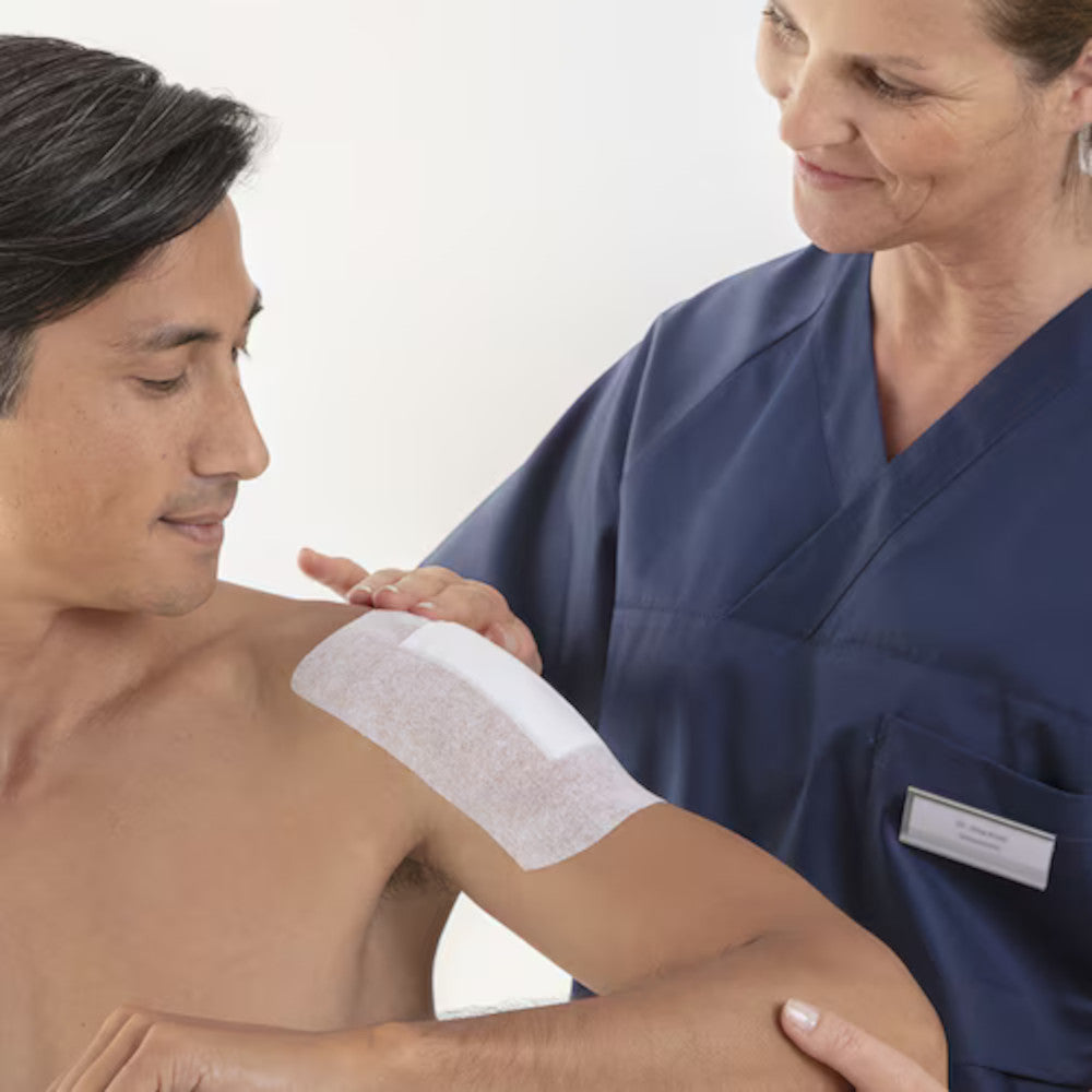 Produktabbildung des Leukoplast Hypafix Klebevlieses, das in einer praktischen Rolle präsentiert wird. Die Verpackung zeigt eine klare Darstellung des Produkts mit einem weißen Hintergrund und einem gängigen design. Auf der Vorderseite sind informative Texte abgebildet, die auf die Hautfreundlichkeit und Anwendung hinweisen. Der Klebeverband ist in einem kompakten Format dargestellt, ideal für die sichere Fixierung von Verbänden.