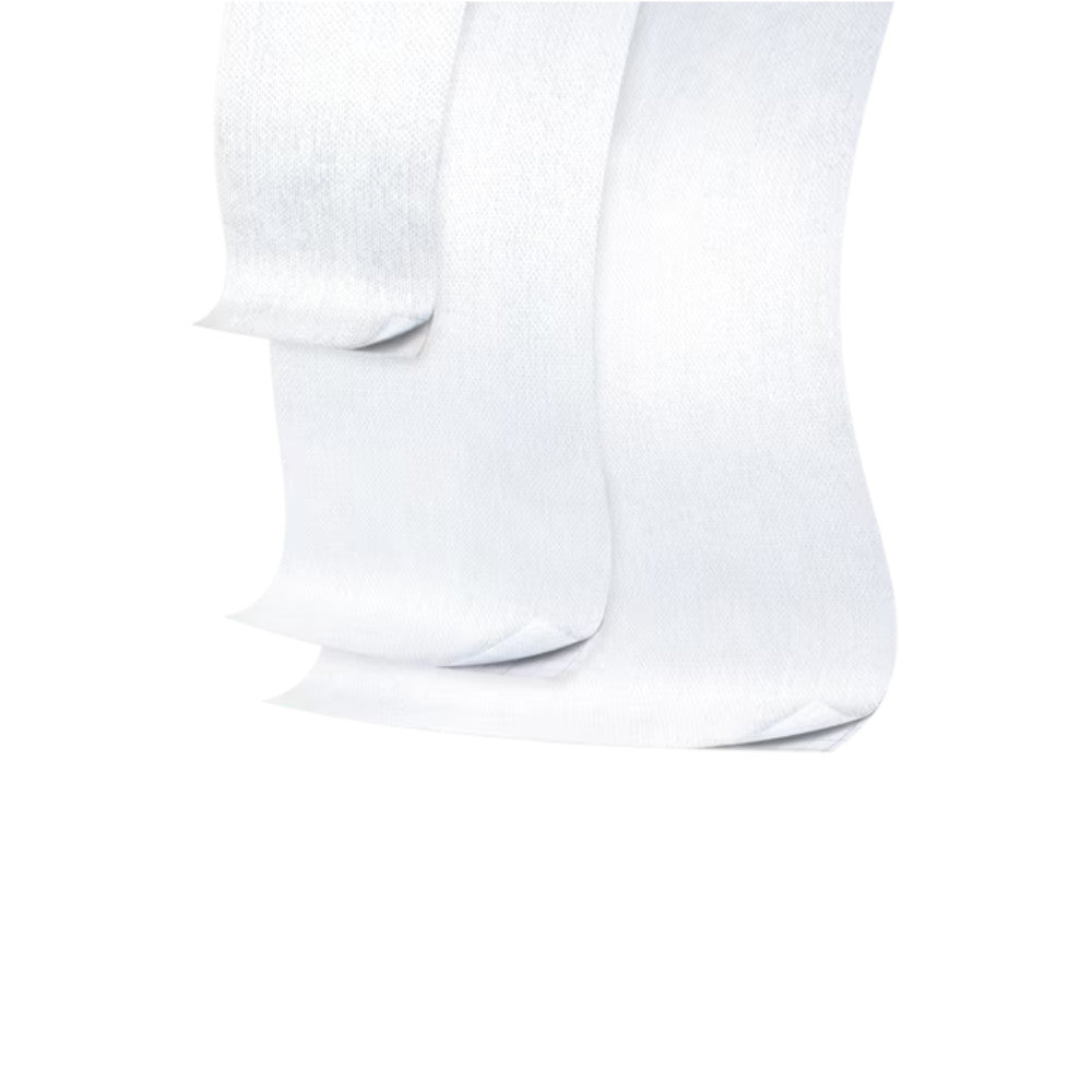 Klebeband Leukoplast Hypafix in der Größe 15 cm x 20 m, verpackt in einer weißen Kartonbox. Das Band ist auf der Rolle angebracht und zeigt eine textile Struktur mit einer hautfreundlichen Klebefläche. Die Verpackung ist mit Grafiken und Text versehen, die das Produkt kennzeichnen. Auf der Box sind Anwendungshinweise sowie Informationen zur hypoallergenen Eigenschaft des Materials sichtbar. Die Unterlage des Produkts ist neutral und hebt die Details der Rollenaussenseite sowie die Farbgestaltung hervor.