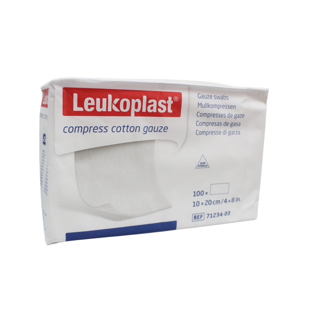 Bild zeigt eine Packung Leukoplast Mullkompressen, unsteril, mit 100 Stück. Die Kompressen sind aus weißer Baumwollmull gefertigt und für medizinische Zwecke geeignet. Die Vorderseite der Verpackung zeigt deutlich den Produktnamen "Leukoplast Mullkompressen" und enthält Informationen zur Anwendung. Die Kompressen sind sterile, quadratische Tücher, ideal für Wundversorgung. Im Hintergrund ist eine schlichte, weiße Oberfläche, die den Fokus auf die Verpackung lenkt.