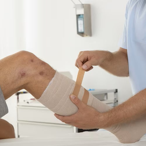 Leukoplast Rollenpflaster im Schutzring, hautfarben, Größe 5, 5 m x 2,5 cm. Das Bild zeigt die Produktverpackung mit einer klaren Abbildung des Pflasters auf einem neutralen Hintergrund. Die Rolle ist in einer transparenten Schutzverpackung dargestellt, die die ansprechende beige Farbe des Pflasters zeigt. Die Verpackung informiert über die Verwendung und Größe des Produkts.