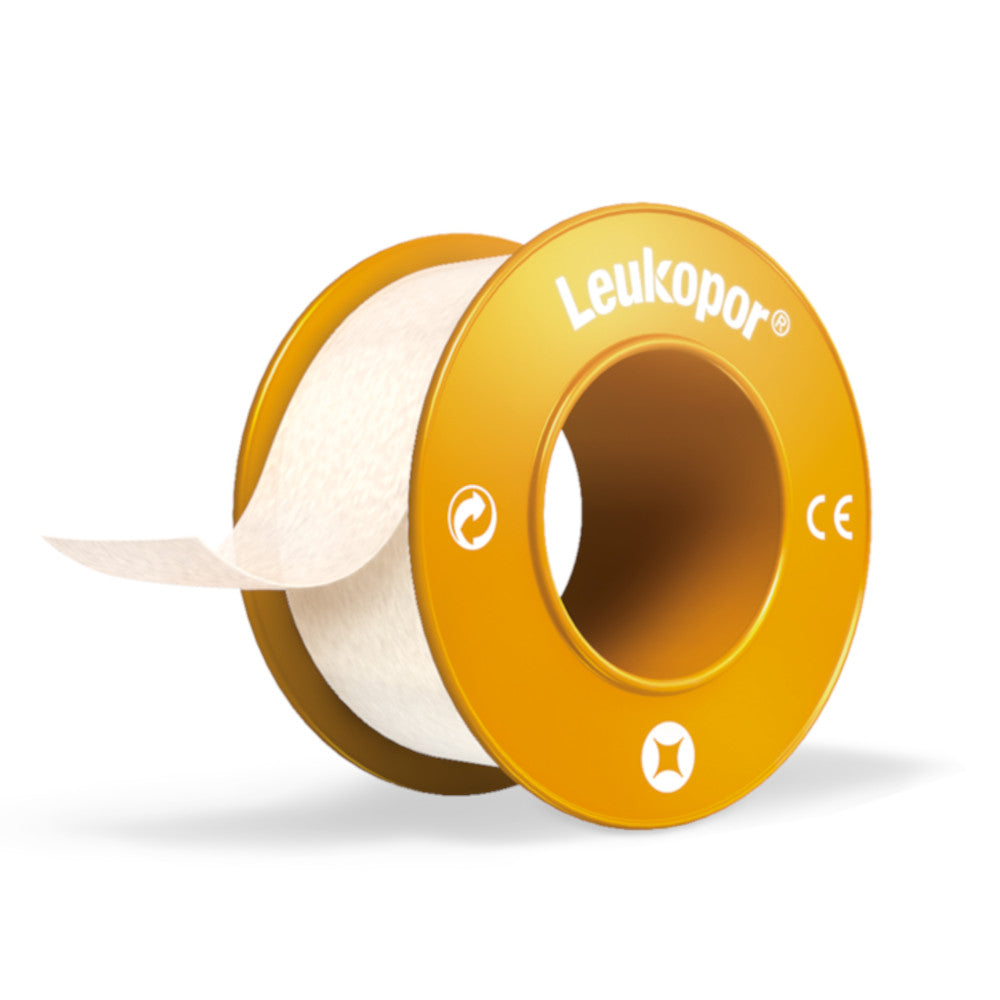 Bild eines weißen Leukopor-Rollenpflasters, verpackt in einem transparenten Schutzring. Das Pflaster ist auf einer runden Kunststoffbasis angeordnet und hat eine glatte, matte Oberfläche. Der Schutzring sorgt dafür, dass das Pflaster hygienisch und ordentlich bleibt, während die Verpackung eine einfache Handhabung ermöglicht. Im Hintergrund ist ein neutraler, heller Untergrund zu erkennen, der den Fokus auf das Produkt lenkt.