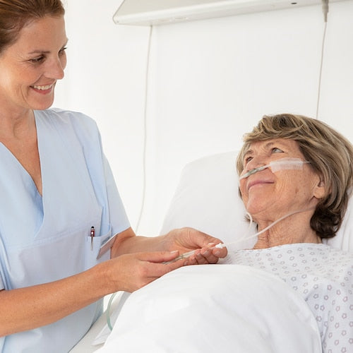 Das Bild zeigt eine Rolle Leukopor-Rollenpflaster in einem weißen Schutzring. Das Pflaster ist in einer hellen, weißen Farbe gehalten und präsentiert sich in einem sauberen, professionellen Erscheinungsbild. Der Schutzring ist gut erkennbar und sorgt für eine einfache Handhabung. Der Hintergrund ist neutral und unauffällig, um den Fokus auf das Produkt zu lenken. Die Verpackung vermittelt einen hygienischen Eindruck und eignet sich sowohl für den medizinischen Einsatz als auch für die private Nutzung.