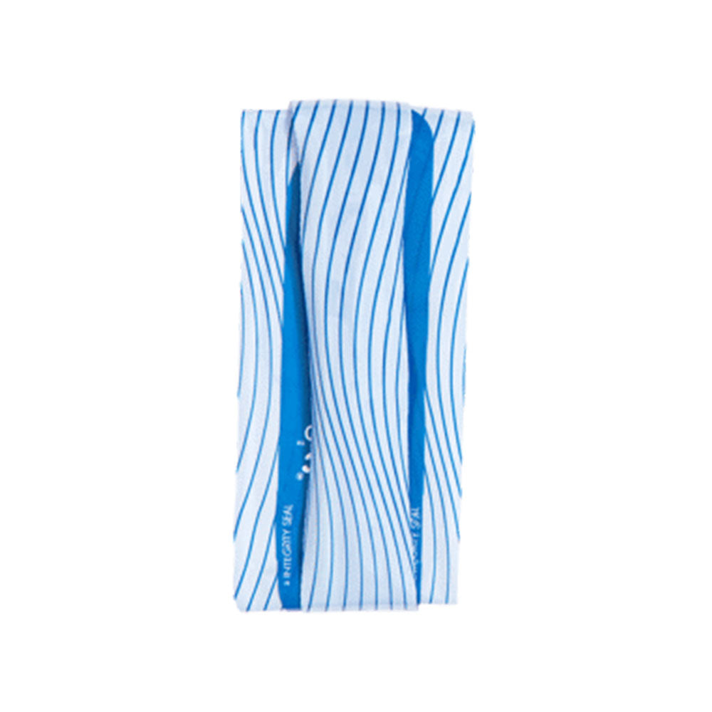 Zusammengefaltete LoFric Origo Verpackung im Taschenformat – blau-weiß gestreiftes Design, kompakt und diskret
