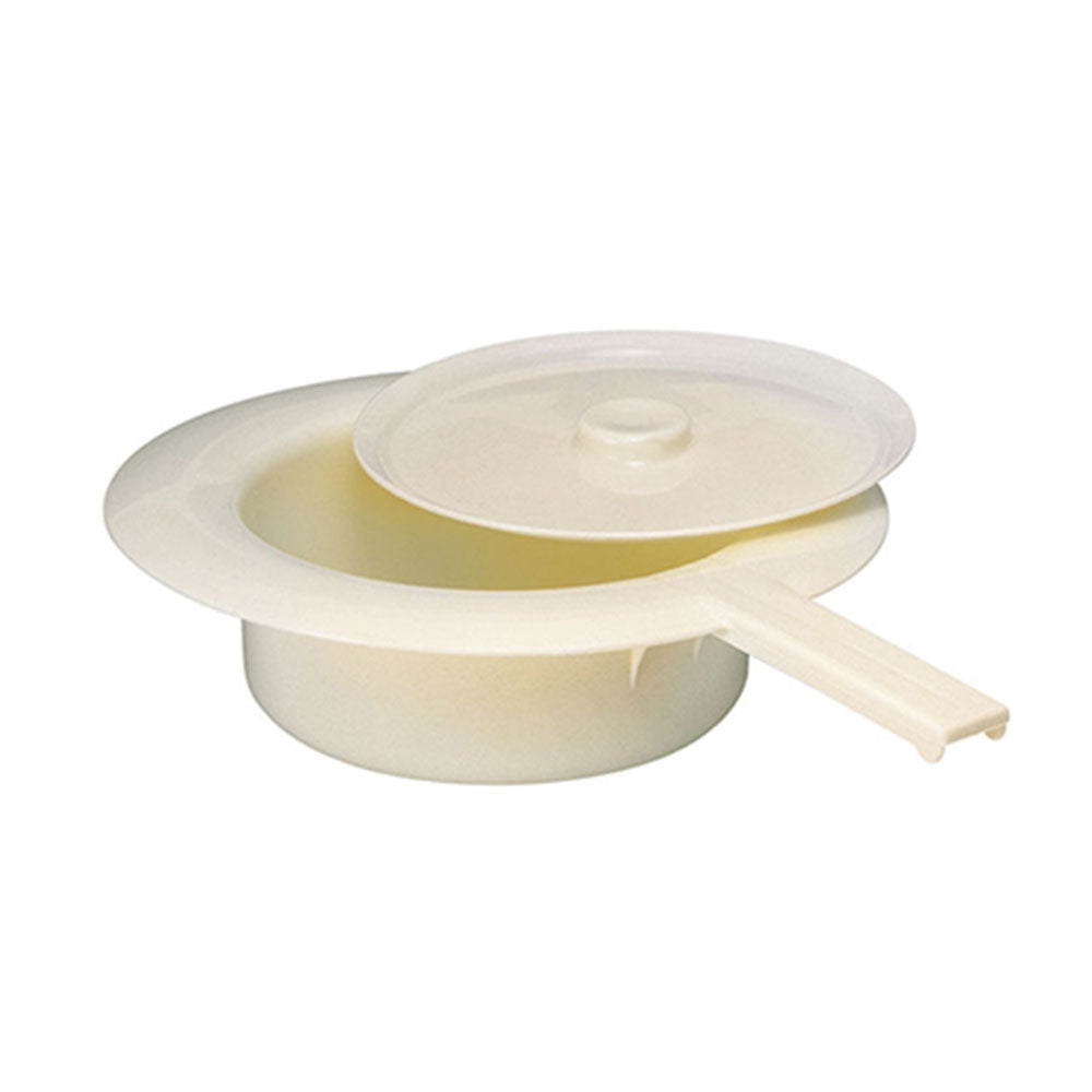 Ein elegantes Stechbecken aus glänzendem Edelstahl mit einer breiten Öffnung und einem stabilen, abgerundeten Rand. Das Becken steht auf einer robusten, stabilen Unterlage. Die Oberfläche des Beckens ist hochglänzend und spiegelt das Licht wider, wodurch es ansprechend wirkt. In dem Stechbecken befindet sich ein farbiger Flüssigkeitsanteil, der eine verspielte Note hinzufügt.