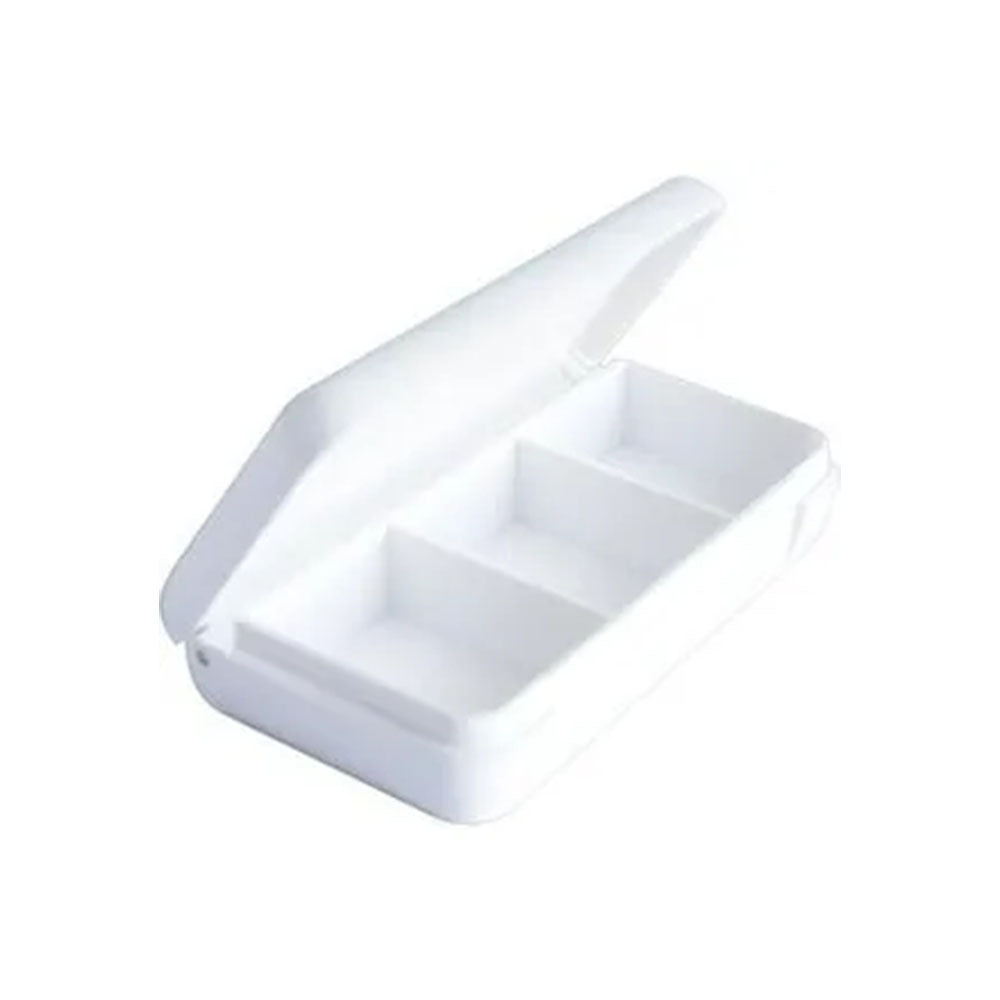 Eine elegante, kleine Tablettendose in edlem Design, auf einem sanften, hellen Hintergrund abgebildet. Die Dose ist rund und aus hochwertigem Metall gefertigt, mit einem feinen, glänzenden Finish. Der Deckel ist leicht geschwungen und hat ein filigranes Muster eingraviert, das einen Hauch von Raffinesse ausstrahlt. Die Ränder der Dose sind poliert und heben sich stilvoll ab. Ideal zur Aufbewahrung von Tabletten oder anderen kleinen Gegenständen.