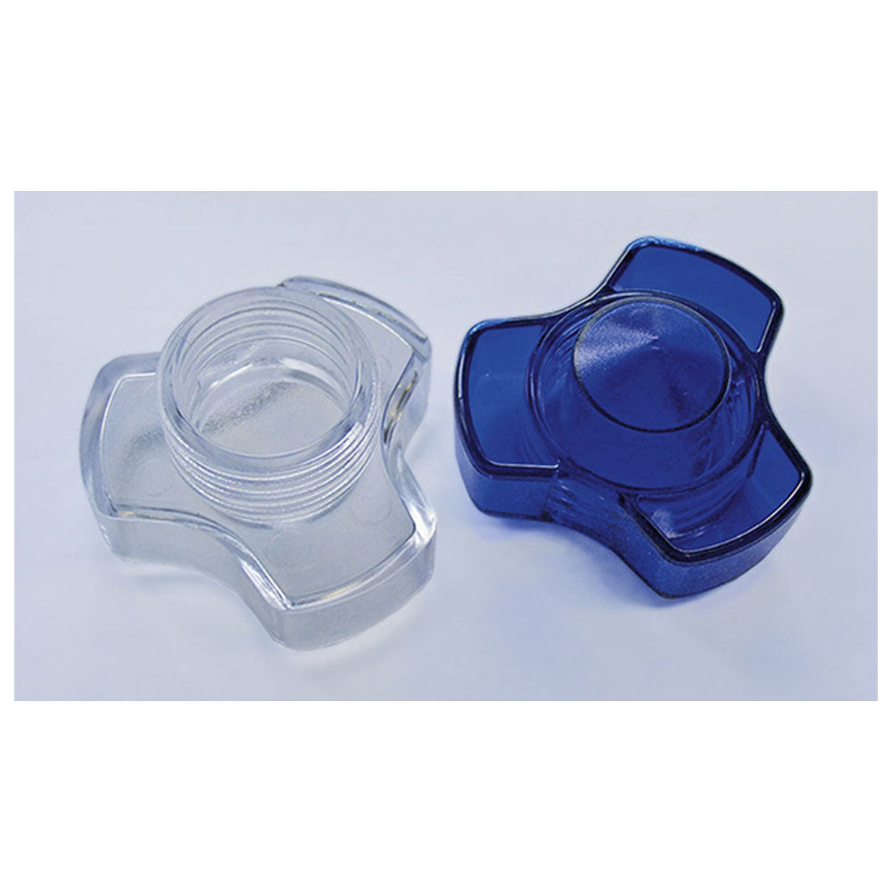 Der Bild zeigt einen eleganten, hochwertigen Tablettenmörser aus Edelstahl mit einem passenden Stößel. Der Mörser hat eine glänzende, polierte Oberfläche und eine runde Form mit einem breiten Rand. Der Stößel hat eine ergonomisch geformte Griffzone, die den Einsatz erleichtert. Im Hintergrund ist eine neutrale, helle Oberfläche zu sehen, die den Mörser hervorhebt.