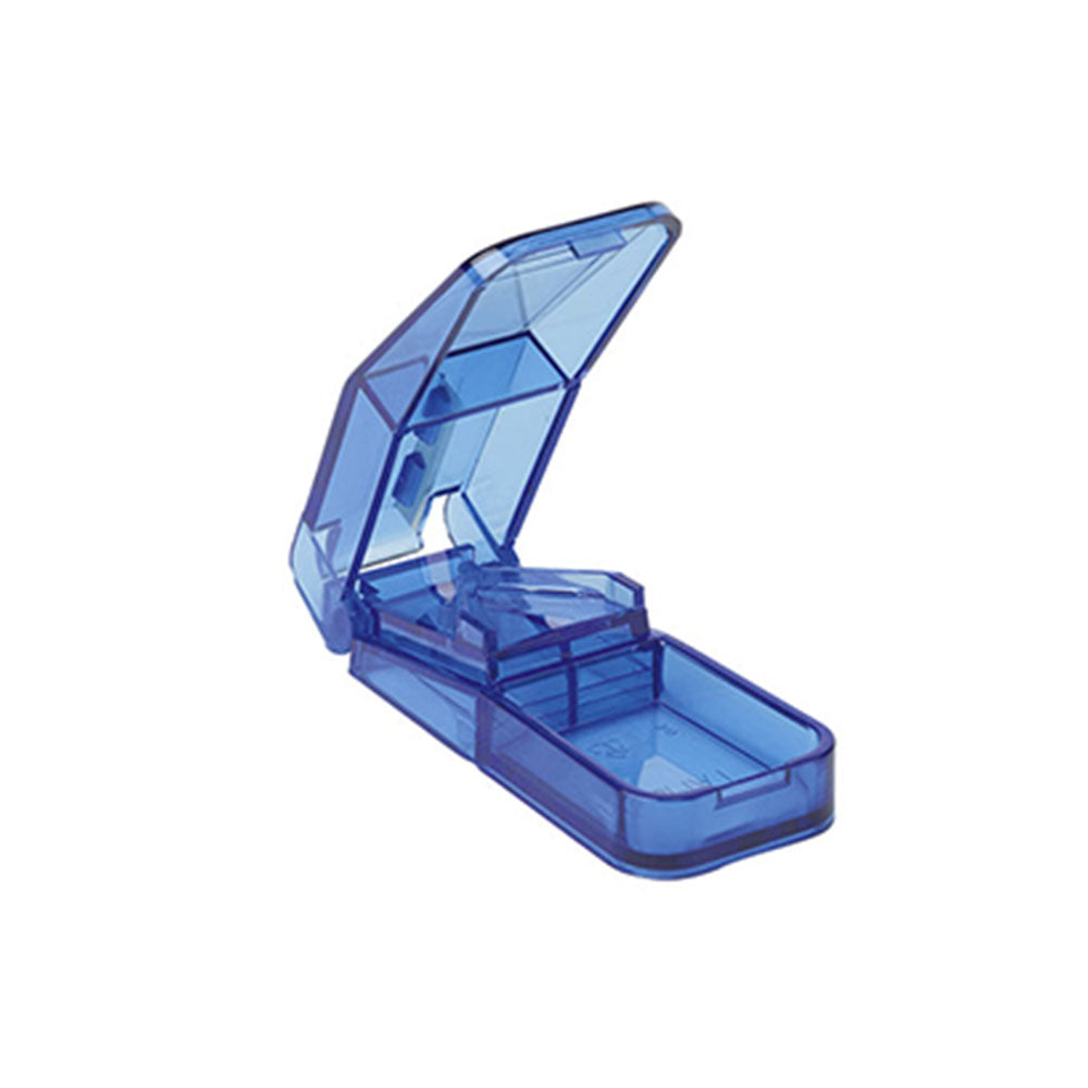 Der Bild zeigt einen weißen Tablettenzerteiler von Ludwig Bertram. Das Gerät hat eine ergonomische Form und besteht aus robustem Kunststoff. In der Mitte des Zerteilers befinden sich eine scharfe Klinge, die auffällig hervorsteht, und eine runde Aussparung zur Stabilisierung der Tablette. Der Griff ist leicht geschwungen, was eine angenehme Handhabung ermöglicht. Im Hintergrund ist eine neutrale, hellgraue Oberfläche zu sehen, die den Fokus auf den Tablettenzerteiler lenkt.