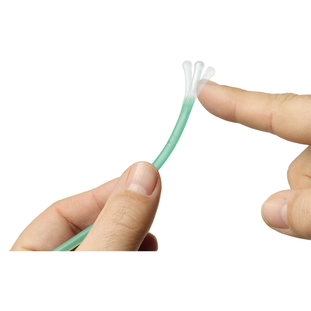 Produktbild des Manfred Sauer IQ Cath 32 Gel Einmalkatheters für Männer. Der Katheter hat eine Länge von 40 cm und ist in einer Verpackung von 30 Stück zu sehen. Im Vordergrund befindet sich eine einzelne sterile Verpackung mit klarer Sicht auf den Katheter, der aus transparentem Material besteht. Zusätzlich sind die spezifischen Merkmale des Produkts, wie die Gelfüllung und die Abmessungen, deutlich erkennbar. Der Hintergrund ist neutral gehalten, um die Aufmerksamkeit auf das Produkt zu lenken.