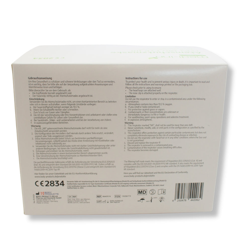 Bild eines Pakets mit FFP2-Atemschutzmasken, die dreilagig sind und die Normen Typ IIR erfüllen. Die Masken sind in einem transparenten, schützenden Beutel verpackt und erscheinen in einem schlichten, weißen Design. Der Hintergrund ist neutral gehalten, um die Produkte hervorzuheben. Auf der Verpackung sind wichtige Informationen und Hinweise zur Verwendung und zu den Eigenschaften der Masken abgebildet.